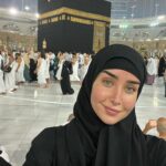 Hana AlZahed Instagram – بما إن السنة قربت تخلص، فأنا عندي امتنان جميل جدًا لربنا على كل شيء .وكل لحظة أكدلي فيها بلُطفه إنه بيحبني، و بعتلي قوة وصبر زيادة وإشارات إن لسه فيه حاجات جميلة مستنياني باقي الطريق 🕊️♥️

الحمد لله رب العالمين 🤲🏻 🤍 المسجد الحرام مكة المكرمة