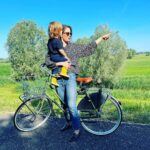 Hanna Verboom Instagram - Ik word echt enorm blij van merken die een businessmodel bedenken dat draait op recycling. @roetzbikes is zo’n merk en recyclet oude fietsframes. Toen ik een tijd geleden een fiets zocht - fietsen is nogal een ding in ons gezin momenteel:) - was de keuze dan ook snel gemaakt. In hun Fair factory mocht ik mijn eigen model en kleur kiezen, maar kreeg ook gelijk een goede indruk van hoe ze werken. Ik kon daar met eigen ogen zien hoe alles wordt hergebruikt en samengesteld. @roetzbikes werkt in hun fabriek met mensen met een afstand tot de arbeidsmarkt en daarbij is het cirkeltje - wieltje- rond 🤓😂 Onlangs ook Jacky leren fietsen. Ze rijdt nu de hele dijk af, zo stoer!! 🚲🚲🚲