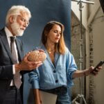 Hanna Verboom Instagram - Onze nieuwe documentaire ‘Je aandacht verdient aandacht’ gaat over onze meeste venijnige en misschien wel de grootste verslaving: die telefoon in je handen. Zodra ik een onbewaakt moment heb, grijp ik naar mijn device en begin te scrollen op social media. Steeds vaker merk ik dat ik er overprikkeld van raak en niet kom tot wat ik echt wilde doen. Wat doet deze versnipperde aandacht met ons brein? Samen met neurowetenschapper @erikscherder ben ik hierin gedoken. In de nieuwe Cinetree original "Je aandacht verdient aandacht" ondervragen we mensen naar hun mediaconsumptie, en onthult Erik de impact van deze aandachtscrisis op het brein. Je kijkt onze gloednieuwe korte docu gratis op Cinetree! Ik ben heel benieuwd wat je ervan vindt 🙏🏼 De hele documentaire kijk je gratis via: cinetree.nl/aandacht of #linkinbio Een @cinetreenl original 🎥 💛 Redactie: @do_noordwijk Productie: @medianauts.amsterdam Regie: @susanneopstal Camera: @pietercolombijn