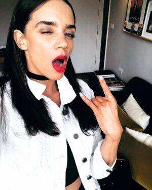 Hannah John-Kamen Instagram - Terrible wink but ready for some Cabaret tonight!
