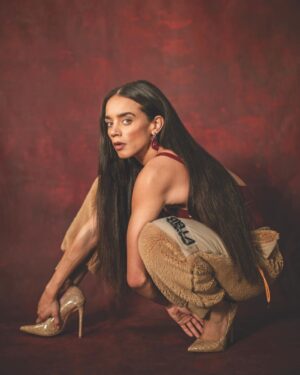 Hannah John-Kamen Instagram - 💜
 Photography @yolandaliou 
Styling @karenclarkson Karen Clarkson
Hair @naradkutowaroo 
Make up @lisapotterdixon
Editorial Director @busylizzie81 
Creative Directo @penclem.creates
