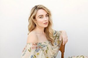 Hannah Kasulka Instagram - Thanks for talking with me about #TheExorcist & elephants @somamagazine 📷: @martinatolot_photo