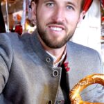 Harry Kane Instagram - Enjoy your first Oktoberfest visit, @harrykane! 🥨🍻 #MiaSanMia #Wiesn #FCBayern