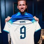 Harry Kane Instagram - 🚨 𝐆𝐈𝐕𝐄𝐀𝐖𝐀𝐘 🚨⁣⁣ ⁣⁣ ✍️ WIN an 🏴󠁧󠁢󠁥󠁮󠁧󠁿 shirt signed by all-time record goalscorer @harrykane! 👕 All you have to do: • Follow @harrykane & @433 • Tag 2️⃣ friends Winner will be announced April 4. Good luck! 🙏