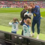 Harry Kane Instagram - Being able to share a moment like this with family means the world to me 🏴󠁧󠁢󠁥󠁮󠁧󠁿❤️ Wembley Stadium