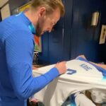 Harry Kane Instagram - 🚨 𝐆𝐈𝐕𝐄𝐀𝐖𝐀𝐘 🚨⁣⁣ ⁣⁣ ✍️ WIN an 🏴󠁧󠁢󠁥󠁮󠁧󠁿 shirt signed by all-time record goalscorer @harrykane! 👕 All you have to do: • Follow @harrykane & @433 • Tag 2️⃣ friends Winner will be announced April 4. Good luck! 🙏
