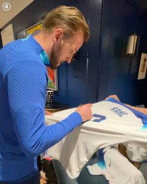 Harry Kane Instagram - 🚨 𝐆𝐈𝐕𝐄𝐀𝐖𝐀𝐘 🚨⁣⁣
⁣⁣
✍️ WIN an 🏴󠁧󠁢󠁥󠁮󠁧󠁿 shirt signed by all-time record goalscorer @harrykane! 👕

All you have to do:
• Follow @harrykane & @433
• Tag 2️⃣ friends

Winner will be announced April 4.

Good luck! 🙏