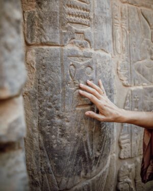 Helena Houdová Instagram - Dívám se na fotky z Egypta.
A tolik bych s Vámi chtěla nasdilet sílu a nádheru naší poutě.
Ale nějak mi slova nepřichází.
Bylo to tak silně, magické a nadskutecne, že je prostě ještě nemám.
Tak Vám tu alespoň nechám vibrací momentu, kdy jsem si rovzpomela.
Kdy jsem se dotkla hieroglyfů, které moje duše zná. 
Kdy jsem vstoupila mezi sloupy mého doma. 
Kde jsem vzlykala bolesti, protože pravda o mě síle a síle všech žen byla zakrytá lži a manipulaci patriarchálních vítězů.
Kde mi tekly slzy vděčnosti za to, že teď už můžu. A se mnou i každá žena, která se pro sebe rozhodne.

#pravdaJeVKamenech

I'm going through pics from Egypt and don't have words yet to share the magic and power of our journey.

So I will at least leave you with the vibration of the moment I re-remembered.
Who I was.
My home.
The truth.
And the feminine sacred power being suppressed and manipulated by winners for thousands of years

Its time for us to rise within.
Re-remember.

#theTruthIsInStones

📸 @sarka_hasara