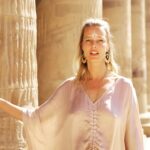 Helena Houdová Instagram - 👑 AKTIVACE POSVÁTNÉ SÍLY ŽENSTVÍ 👑 Milované ženy, Zvu Vás na Aktivaci posvátné síly ženství, kde s Vámi v jemnosti budu sdílet to, co zde v Egyptě získávám za dary a zároveň Vám představìm Posvátnou ženu 2022. Setkáme se 25.2. v 16.30 českého času na platformě Zoom. Na toto sdílení se můžete zadarmo přihlásit zde: https://www.helenahoudova.com/aktivace-posvatne-sily-zenstvi Vše bude nahrané, můžete se podívat i ze záznamu, stačí se registrovat. Aktivace je určena pro Vás všechny, které jste připravené dát si svobodu cítít a následovat sebe, své tělo a své dary. A to v té nejčistší lásce sama k sobě a tedy i světu. Muži jsou též vítáni, pokud cítí, že nám ženám chtějí držet bezpečný prostor. S láskou ❤️ Helena 📸 @sarka_hasara Cairo, Egypt