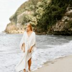 Helena Houdová Instagram - Prosím Vás o radu. Jak v téhle době, kdy všichni jsou konfrontováni se svými stíny, dokážete být tak uvolněná? Protoze já už jsem svoje stíny potkala dávno. A přijala je. A naučila se je milovat. Protoze jsem si dala svobodu být tím kdo jsem a sundat masky dokonalosti a plnění očekávání druhych. Protože už jsem tisíckrát musela nechat odejít falešné identity tě, kterou jsem si myslela, že jsem. Protože jsem zjistila, že jsem celistvá i se svými traumaty, strachy a emocemi. Protože jsem si dovolila cítit. Sebe. Protože jsem přestala ukazovat prstem na strůjce mého ublížení a uvědomila jsem si, že jen já jsem zodpovědná za svoje pocity, za svůj život, za to, jak budu být a co budu tvořit. The dark night of the soul, kterou si teď svět kolektivně prochází mi není cizí. Tou svojí jsem si prošla už tolikrát, že z ní nemám strach. Protože jsem z nich pokaždé vyšla silnější a zářivější. A klidnější. A víc sama sebou Jak dokážu být klidná? Vím, že se vše děje pro mne. Ne, že to někdy neboli. Ale já už mám nástroje, jak se v téhle bolesti s láskou a v jemnosti držet. A díky mé cestě mohu v lásce, jemnosti a v bezpečí držet i ostatní procházející si transformaci - tedy cestou blíže k sobe. Pokud jsi konfrontován/a se svými stíny, je to zpráva Tvé duše, že je potřeba něco změnit. Propustit, přijmout, odpustit, polecit, přivítat. A jestli chceš pro toto křehké období podporu, jsem tu. Programy Posvátná žena a Milenec bez hranic vznikly pro Tebe. Ať už si probuzená/y dlouho a toužíš po hlubším poznání sebe nebo teprve děláš první krůčky k sobe. www.helenahoudova.com S láskou nechť se děje, Helena ❤️🙏❤️ I will share English version of this post soon family🌟🌟🌟 Pic for @warriorsofthedivine by @sarakanakova Planet Earth
