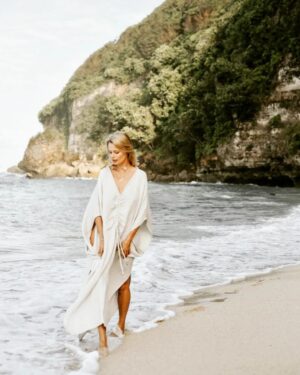 Helena Houdová Instagram - Prosím Vás o radu. Jak v téhle době, kdy všichni jsou konfrontováni se svými stíny, dokážete být tak uvolněná?

Protoze já už jsem svoje stíny potkala dávno.
A přijala je. A naučila se je milovat. 
Protoze jsem si dala svobodu být tím kdo jsem a sundat masky dokonalosti a plnění očekávání druhych.
Protože už jsem tisíckrát musela nechat odejít falešné identity tě, kterou jsem si myslela, že jsem.
Protože jsem zjistila, že jsem celistvá i se svými traumaty, strachy a emocemi.
Protože jsem si dovolila cítit. Sebe. 
Protože jsem přestala ukazovat prstem na strůjce mého ublížení a uvědomila jsem si, že jen já jsem zodpovědná za svoje pocity, za svůj život, za to, jak budu být a co budu tvořit.

The dark night of the soul, kterou si teď svět kolektivně prochází mi není cizí. 
Tou svojí jsem si prošla už tolikrát, že z ní nemám strach. Protože jsem z nich pokaždé vyšla silnější a zářivější. A klidnější. A víc sama sebou 

Jak dokážu být klidná? 
Vím, že se vše děje pro mne. 
Ne, že to někdy neboli.
Ale já už mám nástroje, jak se v téhle bolesti s láskou a v jemnosti držet. 
A díky mé cestě mohu v lásce, jemnosti a v bezpečí držet i ostatní procházející si transformaci - tedy cestou blíže k sobe.

Pokud jsi konfrontován/a se svými stíny, je to zpráva Tvé duše, že je potřeba něco změnit. Propustit, přijmout, odpustit, polecit, přivítat.
A jestli chceš pro toto křehké období podporu, jsem tu. 
Programy Posvátná žena a Milenec bez hranic vznikly pro Tebe.
Ať už si probuzená/y dlouho a toužíš po hlubším poznání sebe nebo teprve děláš první krůčky k sobe.

www.helenahoudova.com

S láskou nechť se děje,
Helena ❤️🙏❤️

I will share English version of this post soon family🌟🌟🌟

Pic for @warriorsofthedivine by @sarakanakova