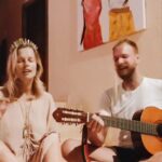 Helena Houdová Instagram - Sometimes you just have to let the crown go... 😅😅😅 I love co-creating with you @emil.talltree 🙏❤️🙏 Někdy prostě musíš dovolit, aby Ti spadla koruna..😅😅😅 Spolutvoření❤️🌟❤️ Planet Earth