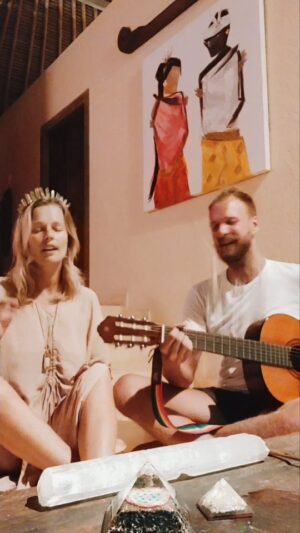 Helena Houdová Instagram - Sometimes you just have to let the crown go... 😅😅😅
I love co-creating with you @emil.talltree 🙏❤️🙏

Někdy prostě musíš dovolit, aby Ti spadla koruna..😅😅😅
Spolutvoření❤️🌟❤️