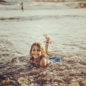 Helena Houdová Instagram - Noone in my life tought me more about love. 
When you were born nine years ago in peaceful homebirth ceremony, I wanted to bow to you. It felt like Master ascended.
Since than, you remind me every day that being and living love, that being and living freedom of expression of who we are is the only way to live fully.
It is the highest honor to be chosen by you to be your mum.
Thank you for reincarnating from your dolphin life again to this now moment with me.
I love you my beautiful daughter❤
Grateful Mama❤❤❤

Nikdo na svete mne nenaucil vic o lasce.
Kdyz jsi se pred deviti lety narodila pri klidnem domacim porodu, chtela jsem se Ti poklonit. Bylo to, jako by sestoupil na Zem Mistr. 
Od te doby mi pripominas kazdy den, ze byt a zit lasku, byt a zit svobodu toho, kdo opravdu jsem, je jedinym zpusobem naplneneho zivota.
Dekuju, ze sis mne vybrala jako pruvodkyni cestou zivota. 
A dekuju, ze jsi se inkarnovala ze sveho delfiniho zivota, abychom jim sly spolu.
Miluju Te Deinko❤
Vdecna,
Mama❤❤❤
