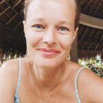 Helena Houdová Instagram - Pro zeny, ktere citi, ze je cas zacit plnit a prohloubit misi svoji duse a propojeni sama se sebou. Pro zeny. ktere vi, ze jsou zmenou, na kterou jsme cely zivot cekaly. Pro zeny, ktere chteji s jemnosti a laskou drzet prostor pro transformaci lidstva i planety Zeme ❤ Pro link mi poslete zpravu do komentaru nebo do zprav ⬇️⬇️⬇️