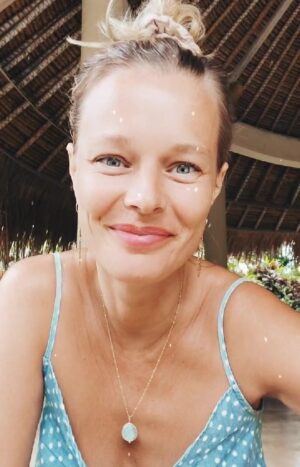 Helena Houdová Instagram - Pro zeny, ktere citi, ze je cas zacit plnit a prohloubit misi svoji duse a propojeni sama se sebou. Pro zeny. ktere vi, ze jsou zmenou, na kterou jsme cely zivot cekaly. Pro zeny, ktere chteji s jemnosti a laskou drzet prostor pro transformaci lidstva i planety Zeme ❤ Pro link mi poslete zpravu do komentaru nebo do zprav ⬇️⬇️⬇️