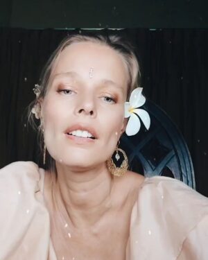 Helena Houdová Instagram - And I bow to you my beautiful Sisters..
And I honor you. I see you. I hold you.
I hold you in my heart and I thank you for holding me in yours. ❤
I love you.
Sacred Woman just finished and I feel deepest gratitude for our journey together..
❤
Helena

Klanim se Vam me nadherne sestry.
Ctim Vas.
Vidim Vas.
Drzim Vas.
Drzim Te ve svem srdci a dekuju, ze muzu byt v tom Tvem.
Miluju Vas.
Sacred Woman prave skoncila a nejhlubsi vdecnost mi prochazi celym bytim.
Posvatne zeny, jste se mnou❤
Helena

#vdecna #dekuju