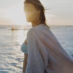 Helena Houdová Instagram - 🙏 Tva pravda vzbudi spoustu rozruchu a probudi ty nejtmavsi mista kazdeho, kdo se jeste nespatrill ve svetle sveho byti. 🙏 Tvoje autenticita probudi bolest v tech, kteri tu svoji potlacili. 🙏 Tva odvaha vzbudi vztek u tech, kteri si vybrali se bat. 🙏 Tva sexualita spusti vinnu a ostudu v tech, kteri tu svou nemaji prijatou. 🙏 Tvoje vnitrni sila bude nazyvana silenstvim temi, kteri tu svou jeste nespatrili. 🙏 Tva jedinecnost bude souzena temi s uzavrenou mysli. 🙏 Tvoje radost bude vysmivana temi, kteri si ji nedovoluji. 🙏 Tvuj uspech bude zaviden vsemi, kteri zapomneli sve sny. 🙏 Tvoje vdecnost bude nazyvana pokrytectvim temi, kteri si preji ji citit a nemohou, protoze neziji zivot podle sebe, ale podle ocekavani druhych. 🙏 Tva suverenita bude nazyvana sobectvim temi, kteri jsou zavisli na autoritach zvenci. 🙏 A tvoje laska rozcili ty, kteri se museli na sve ceste znecitlivet. Tvoje svoboda rozboli ty nejhlubsi mista tech, kteri jsou otroci svych starych ran, traumat, gemeracnich programu, vlad, korporaci a systemu. A tohle vse je presne tak, jak ma byt, ma milovana sestricko. Tvuj zivot ukaze lidem mnoho mentalnich vezeni. A Tvoje svetlo pomuze nekterym dovolit se osvobodit do zare, kterou nevedeli, ze maji. Davam vsem bytostem teto planety svobodu si zazit a prozit presne to, co je dulezite pro ne. A sobe davam svobodu tvorit to, co je dulezite pro mne. Inspirovano slovy Tanya Markull 📸 by @sarakanakova Kimono by @juliestore.cz Planet Earth