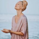 Helena Houdová Instagram - Nejsem zodpovedna za nici jine zdravi nez to svoje. A mozna svych deti. To, ze je nam rikano, ze jsme nebezpecim jeden pro druheho je jen manipulace s nasim dobrem, s nasim pocitem viny. Taktika oddeleni nas jeden od druheho. Jak za sve zdravi beru zodpovednost? ❤ propojuji se se svym telem, mysli i dusi a posloucham, co potrebuji. ❤ mluvim se svymi emocemi - strachy, bolesti, uzkosti, smutkem ci vztekem. Nasloucham, kde je jejich zdroj, jak se zhmotnuji v mem telesnem a mentalnim zdravi a delam podle nich zmeny ❤ zbavuju se starych nefunkcnich vzorcu a programu, ze nejsem dost nebo jsem moc ❤ dovoluju si zit svobodne z podstaty me duse, tvorim z lasky to, co me nejvic bavi ❤ mam komunitu zen a muzu, kteri mne v momentech tmy drzi, vim, ze uz nejsem sama ❤ pouzivam svou zivotni sexualni silu na leceni a aktivaci meho tela i planety Zeme ❤ nectu ani se nedivam na zmanipulovane negativni zpravy systemu, vzdelavam se v tom, co me naplnuje a hledam pravdu, ktera se mnou rezonuje ❤ pracuju v kvantovem poli a travim spoustu casu v propojeni s Matkou Zemi ❤ medituju ❤ jsem na slunci ❤ jim organicke a zive potraviny ❤ detoxifikuju se vzdy, kdyz moje telo citi, ze se potrebuje procistit ❤ mam velmi silne nastroje ke zdravi - zvuk, dech, pohyb. ❤ ocean a voda jsou mou medicinou ❤ beru doplnky vyzivy @cymbiotika od @puravia.cz ❤ piju alkalickou zivou vodu od Kangen, nedavam si do tela nebo na telo zadne tekute jedy ve forme alkoholu, parfemu nebo chemicke kosmetiky ❤ pouzivam organickou kosmetiku @inlight_beauty od @biorganica_cz ❤ verim. Verim, ze priroda ma medicinu na vsechny lidske bolistky. Cesnek, kurkuma, zazvor, ananas (vysoce proti-virovy), lecive houby, zeli, cbd, atd jsou u nas neustale v zasobe. ❤ chapu, ze nejsem jen bytost slozena z chemickych prvku, ale hlavne jemne-hmotna vibracni bytost. Proto se obklopuju lidmi, zviraty a vecmi, jejichz frekvence se mnou souzni. ❤ vedome se vracim do sve podstaty, kterou je laska. ❤ vim, ze neni zacatek ani konec, jen transformace. Strach ze smrti, byt me obcas jeste vybehne, mne uz neovlada a smrt vidim jako transformacni moment ❤ duveruju sobe, nebot vim, ze jsem soucast vesmiru, zdroje a prirody. S laskou, H Planet Earth