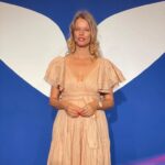 Helena Houdová Instagram - Citim se tak pozehnana. Ze mohu sdilet svoji medicinu. Svoje dary, ktere jsem sem na Zemi prisla zhmotnit. Sdilet misi svoji duse. Podporovat zeny a muze na ceste jejich transformace. Z meho srdce. Zvu ty z Vas, kteri jste soucasti me dusevni rodiny, Vas, kteri vite, ze jste tu pro neco vice nez jen pracovat od 9 do 5ti, platit hypoteky, Vas, kteri hledaji zivot s hlubsim smyslem. Online setkani tento patek. Budu sdilet detaily programu Mentor/Mentorka Posvatneho Zivota a zaroven Vam predam silnou energii tvoreni a nasi zivotni sily, kterou tady v Estonii na Mindvalley University ziju a prednasim. Link najdete v mem biu❤️ ❤️❤️❤️❤️❤️❤️❤️❤️❤️❤️❤️❤️ I feel so blessed. To share my medicine. To share my gifts I came to embody at this time on this planet. To share my soul's mission. From my heart. Thank you for supporting me @mindvalley and @vishen I am touched beyond words. Tallinn, Estonia