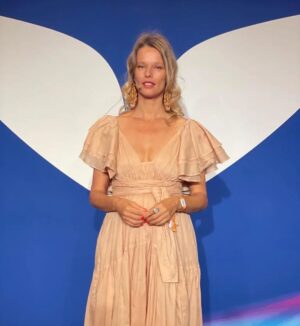 Helena Houdová Instagram - Citim se tak pozehnana.
Ze mohu sdilet svoji medicinu.
Svoje dary, ktere jsem sem na Zemi prisla zhmotnit.
Sdilet misi svoji duse.
Podporovat zeny a muze na ceste jejich transformace.
Z meho srdce.

Zvu ty z Vas, kteri jste soucasti me dusevni rodiny, Vas, kteri vite, ze jste tu pro neco vice nez jen pracovat od 9 do 5ti, platit hypoteky, Vas, kteri  hledaji zivot s hlubsim smyslem.

 Online setkani tento patek.
Budu sdilet detaily programu Mentor/Mentorka Posvatneho Zivota a zaroven Vam predam silnou energii tvoreni a nasi zivotni sily, kterou tady v Estonii na Mindvalley University ziju a prednasim.

Link najdete v mem biu❤️

❤️❤️❤️❤️❤️❤️❤️❤️❤️❤️❤️❤️

I feel so blessed.
To share my medicine.
To share my gifts I came to embody at this time on this planet.
To share my soul's mission.
From my heart.

Thank you for supporting me @mindvalley and @vishen 

I am touched beyond words.