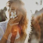 Helena Houdová Instagram - Me stare ja by chtelo chranit me jmeno. Memu staremu ja by zalezelo na reputaci. Me stare ja by bojovalo, vysvetlovalo svoji pravdu a chtelo by presvedcit ostatni, ze je dost. Me stare ja by chtelo, aby me meli radi. Me stare ja by se balo, ze kdyz me nebudou mit radi, opusti mne. Me stare ja by udelalo vse pro to, aby potesilo ostatni a splnilo jejich ocekavani. Me stare ja by chtelo zachranit ty, kteri spi. Moje nynejsi ja vi, ze uz nemusi. Dokazovat. Bojovat. Hledat zvenku. Zachranovat ostatni. A v momentech pochyb a strachu se otacim do sveho nitra a pozoruji, jaka cast mne jeste potrebuje obejmout a slyset, ze je dost. Otacim se do sebe a davam sobe to, co me stare ja hledalo venku, u ostatnich - potvrzeni a lasku. A z tehle lasky a souciteni davam svobodu sobe byt presne takova, jaka jsem v kazdem momentu tehle lidske existence. Tvorit svobodne to, co je dulezite pro mne. A z lasky a souciteni k druhym dovoluji ostatnim tvorit to, co je v souladu s jejich zivotni cestou a lekcemi, pro ktere si sem prisli. Byt to treba znamena tvorit ze strachu, bolesti a nelasky. S vdecnosti H ❤️ 📸 by @sarakanakova