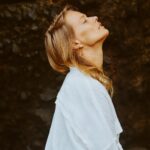 Helena Houdová Instagram - Az kdyz jsem sama sebe obejmula v te nejvetsi bolesti, Az kdyz jsem sobe dala souciteni a lasku Az kdyz jsem si dovolila drzet sama sebe v jemnosti Az kdyz jsem prijala sve stiny, svou temnotu Az kdyz jsem si dovolila vyjadrit sebe a svou pravdu Az kdyz jsem potkala sve strachy a skamaradila jsem se s nimi Az kdyz jsem se prestala soudit Az kdyz jsem si odpustila Az kdyz jsem si dala svobodu byt tou, kterou jsem Az kdyz jsem si dovolila tvorit ze sve podstaty Mohla jsem obejmout ty okolo sebe. Odpustit jim. Stat s nimi v soucitu a lasce. A chapat, ze boli. Ze jejich stiny a temnota jsou zatim nevidene a neprijate. Nesoudit jejich cestu a jejich pravdu a dat jim svobodu tvorit to, co je dulezite pro ne. Verim, ze jsme propojeni skrze nitku jednoty lidstvi a nasi cestou je dovest jeden druheho zpet domu. Do nasich srdci. Dekuju za moznost kracet na tehle ceste s Vami ❤️ S pokorou a laskou, H 🙏🙏🙏🙏🙏🙏🙏🙏🙏🙏🙏🙏🙏🙏 Only when I held myself in the deepest pain Only when I gave myself love and compassion Only when I was kind and gentle to myself Only when I accepted my shadows and darkness Only when I gave myself permission to express myself Only when I met my fears and made friends with them Only when I stopped judging myself Only when I forgave myself Only when I gave myself freedom to be me Could I hold others. Forgive them. Stand with them in love and compassion Understand that they too hurt. That their shadows were not met yet And give them freedom to create what is meaningful in their life We are here to walk each other home - into our hearts. Thank you family, that I can walk with you❤️ Pic br @sarakanakova