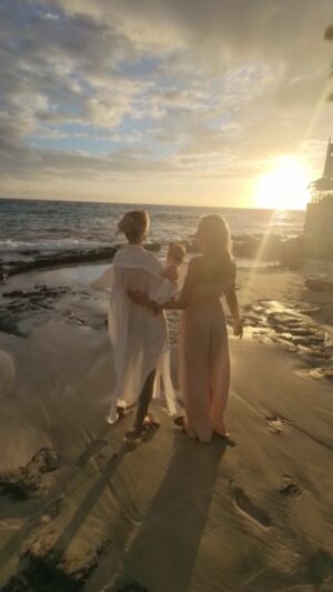 Helena Houdová Instagram - I am HOME.

When I stepped out of the plane in Kona, I had tears in my eyes. 
Yes, I do feel home in most places on Mother Earth
But Hawaii calling is special. 
it's the call of my soul to come back to Lemuria. 
To honor my timelines in the world where we lived united. 
Where divine feminine was bowed to and respected. 
Where s€xuality was sacred and used for healing and nurturing in the purest love and gratitude.
Where we ruled the world in Union and oneness from love and not fear.

I am home. And my journey of remembering continues..

Thank you star fam for welcoming me. I love you so much
@laylaalunaa @daniels_u_n

❤️❤️❤️❤️❤️❤️❤️❤️❤️❤️❤️❤️❤️❤️❤️

Jsem DOMA.

Když jsem vystoupila z letadla na malém letišti v Kone, měla jsem slzy v očích.
Ano, cítím se doma téměř všude na planetě Zemi. 
Ale volání Hawaie je speciální.
Je to volání mé duše, aby se vrátila zpět do Lemurie.
Abych ctila moji časovou linku, kdy jsme žili v jednotě a propojení.
Kdy bozske ženství bylo respektováno a uctíváno v každé ženě i muži. 
Kde naše s€xualni sila - nejčistší a nejposvátnější energie - byla využívána na léčení a vyživování.
Kde jsme žili a tvořili v propojení, v jednotě a pochopení, že ja jsem jen jiná forma Tebe.
Přišel čas změnit tisíce let utrpení a potlačování. A vytvořit si svět založen na lásce a ne strachu

Jsem doma. A cesta rovzpominani si pokračuje..