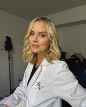 Helena Mattsson Instagram - The best part of my job is stepping out of my own shoes and into someone elses. Meet Dr. Nicoles. Although her high heels are quite uncomfortable in the literal sense, I’m enjoying her bossy attitude and quick wit.
Off to set…. 🎬 I mean surgery 😉🤪

#actress#movies#playingdressup