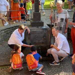 Hendrik Streeck Instagram - Ich durfte dieses Jahr Ehrengast bei „Pützchens Markt hilft e.V“ sein und einen Tag mit Heimkindern, Behinderten und Schwerstbehinderten auf dem Markt verbringen, wo sie kostenlos die Fahrgeschäfte benutzen durften. Der Rundgang begann mit dem kirchlichen Beistand am „Pützchen“, wo wir uns traditionsgemäß die Augen wuschen. Am Ende durfte ich einen Scheck an den Verein für körper- und mehrfachbehinderte Menschen übergeben.
Was für eine tolle Aktion der Schausteller aus Bonn und Umgebung! Vielen Dank, dass ich dabei sein durfte! #pützchenhilft #pützchensmarkt #pützchensmarkthilft