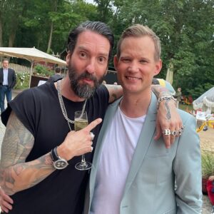 Hendrik Streeck Instagram - Es war ein wunderbarer Abend bei dem 🌞 Sommerfest für @einherzfuerkinder 2023 ❤️mit der sympathischen @laurawontorra 😍 und super Musik von @thebosshoss_official. 🎶