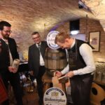 Hendrik Streeck Instagram - Mir kam die große Ehre zu Teil das Fass beim Starkbierfest im Weihenstephanskeller in Freising anzustechen! Danke für die Einladung, lieber @irlstorfer.mdb und lieber @fwhfreising Es war ein toller Abend! 🍻 Freising, Germany