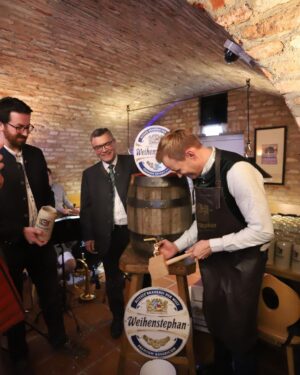 Hendrik Streeck Instagram - Mir kam die große Ehre zu Teil das Fass beim Starkbierfest im Weihenstephanskeller in Freising anzustechen! Danke für die Einladung, lieber @irlstorfer.mdb und lieber @fwhfreising Es war ein toller Abend! 🍻