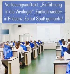 Hendrik Streeck Instagram - Heute hatte ich meinen Vorlesungsauftakt in der Humanmedizin dieses Semester „Einführung in die Virologie“ und das endlich wieder in Präsenz. Es macht so einen Unterschied die Studierenden auch wieder zu sehen und mit ihnen zu interagieren. Lehre und Wissensvermittlung ist ein so wichtiger Teil der Wissenschaft. Erkenntnisse müssen sich weiterentenwickeln und dazu braucht es begeisterte, kritische und smarte Studierende. Das geht nur im direkten Austausch. #wissenschaft #unibonn #medizin #medizinstudium