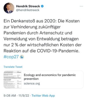 Hendrik Streeck Instagram - Die COVID-19 Pandemie und die getroffenen Maßnahmen waren nicht nur unglaublich teuer, sondern haben so viel Leid verursacht. Eine Studie aus dem Jahr 2020 hat bereits vorgerechnet, wie wir in Zukunft mit einem Bruchteil der Gelder, die wir jetzt aufgewandt haben, zoonotische Übertragungen in Zukunft vermeiden können. Dazu gehört, dass weltweit der Wildtierhandel gestoppt wird. Ein Affe gehört in die freie Wildbahn und nicht in das Wohnzimmer eines Scheichs; eine Fledermaus gehört nicht in den Kochtopf sondern ist zum Beispiel wichtig für die Bestäubung von Blumen und Pflanzen.
https://www.science.org/doi/full/10.1126/science.abc3189 #cop27