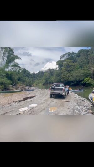 Hendrik Streeck Instagram - Und dann ging es mehrere Stunden mit dem Boot den Rio Bobonanza hinauf…  #virology #virologyontour #ecuador