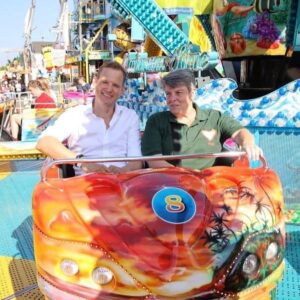 Hendrik Streeck Instagram - Ich durfte dieses Jahr Ehrengast bei „Pützchens Markt hilft e.V“ sein und einen Tag mit Heimkindern, Behinderten und Schwerstbehinderten auf dem Markt verbringen, wo sie kostenlos die Fahrgeschäfte benutzen durften. Der Rundgang begann mit dem kirchlichen Beistand am „Pützchen“, wo wir uns traditionsgemäß die Augen wuschen. Am Ende durfte ich einen Scheck an den Verein für körper- und mehrfachbehinderte Menschen übergeben.
Was für eine tolle Aktion der Schausteller aus Bonn und Umgebung! Vielen Dank, dass ich dabei sein durfte! #pützchenhilft #pützchensmarkt #pützchensmarkthilft