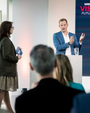 Hendrik Streeck Instagram - Vor zwei Wochen fand der WELT SUMMIT VISION NOW Future of Health statt. Es war ein spannendes Event und habe viel über die Herausforderung für den „Zukunftsstandort“ Deutschland gelernt. - Ich selber habe über ein Herzensthema gesprochen. Das Verständnis von Wissenschaft und Forschung in der Gesellschaft aber auch von Institutionen, risikoaverse Förderstrukturen und Blockaden für disruptive Forschung. Danke für die Einladung. @welt.events