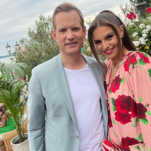 Hendrik Streeck Instagram - Es war ein wunderbarer Abend bei dem 🌞 Sommerfest für @einherzfuerkinder 2023 ❤️mit der sympathischen @laurawontorra 😍 und super Musik von @thebosshoss_official. 🎶