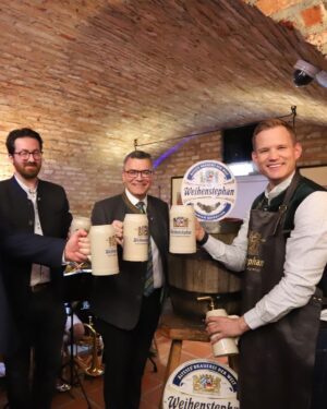 Hendrik Streeck Instagram - Mir kam die große Ehre zu Teil das Fass beim Starkbierfest im Weihenstephanskeller in Freising anzustechen! Danke für die Einladung, lieber @irlstorfer.mdb und lieber @fwhfreising Es war ein toller Abend! 🍻