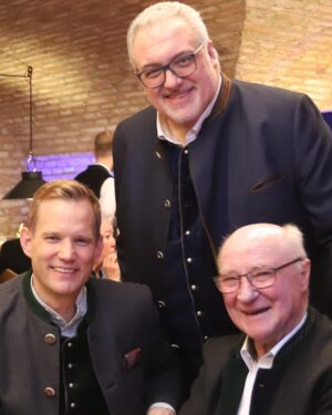 Hendrik Streeck Instagram - Mir kam die große Ehre zu Teil das Fass beim Starkbierfest im Weihenstephanskeller in Freising anzustechen! Danke für die Einladung, lieber @irlstorfer.mdb und lieber @fwhfreising Es war ein toller Abend! 🍻