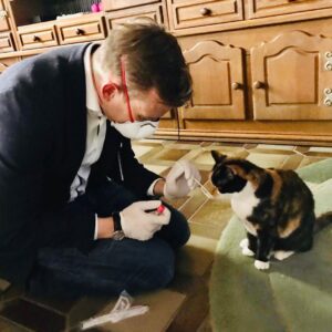 Hendrik Streeck Instagram - usammen mit der @HygieneBonn in #Heinsberg um den #SARSCoV2 Ausbruch zu erforschen. Super Mitarbeit, auch von den Katzen! #coronavirus #covid19 #coronavirusupdate