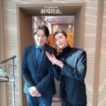 Heo Ji-woong Instagram - 책을 덮고 무거운 눈꺼풀을 부비며 마시던 커피잔을 씻어 찬장에 가지런히 올려두는 사람. 영업을 마치고 가게에 불을 끄며 혹시 뭔가 잊은 게 있는지 곰곰히 떠올려보는 사람. 천둥과 번개가 몰아치는 캄캄한 밤, 잠에 들기 전에 혹시 몰라 창문이 모두 닫혔는지 확인하고 두꺼비집에 전원을 내리며 무사히 다음 날을 맞을 수 있기를 바라는 사람. 해묵은 오늘을 어제로 갈무리하며 조용히 내일을 준비하는 사람들의 마음에는 내가 미처 마치지 못한 것이 있지 않은가, 라는 아주 조금의 불안감과 그럼에도 불구하고, 라는 마술 같은 힘을 빌어 더 나은 내일을 준비하려는 희망이 함께 합니다. 2022년 올해의 마지막 한 주가 밝았습니다. 이미 지나가 바꿀 수 없음에도 나를 괴롭히는 것들로부터 생각을 끊어내고 지금 이 순간의 작은 행복들에 기뻐하며 조용하고 겸허한 마음으로 새로운 해를 기다리는 일주일이 되기를 바랍니다. 오프닝 곡 soul cake - sting #허지웅쇼 #sbs라디오