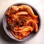 Heo Ji-woong Instagram - 김장철을 맞아 분주한 분들이 많지요. 전에는 김장철이라 했을 때 어머니 옆에서 하나 더 얻어먹으려던 어린 시절이 떠올랐지만 최근 몇년 간은 중국의 요란스런 김치공정이 먼저 떠오르는 것 같아 아쉽습니다. 김치가 중국의 파오차이를 도둑질 했다는 건 파오차이가 국제표준화기구 ISO의 인가를 받아 세계가 인정하는 사실이라 주장하고 있지요. 하지만 ISO문서에는 파오차이의 식품규격이 김치에 적용되지 않는다고 정확히 명시되어 있습니다. 중국 언론은 이런 내용을 독자들에게 알리지 않습니다. 결국 중국의 각종 역사, 문화 관련 공정은 내수용입니다. 역사를, 문화를 도둑질당했다며 애꿎은 이웃에게 화가 나 있는 민중은 당과 국가에 불만을 품지 않습니다. 당의 요구에 따라 쉽고 편하게 통제될 수 있습니다. 최근 당대회를 통해 시진핑 주석이 세번째 연임에 성공했지요. 그냥 연임이 아닙니다. 종래 세개의 파벌이 권력을 나누어 나름의 균형을 이루던 중국 공산당은 없습니다. 상하이방과 공청단을 제거하고 이제 시진핑 혼자만이 남았습니다. 과거 북한의 김일성이 8월 종파사건을 통해 그러했듯, 이제 시진핑도 사실상 왕이 되었습니다. 더욱 거칠 것이 없어진 시진핑의 중국은 과연 어디로 갈까요. #허지웅쇼 #sbs라디오