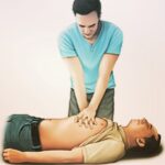 Heo Ji-woong Instagram - 심폐소생술을 군대에서 배웠습니다. 자격증 갱신은 하지 않았는데 후회가 됩니다. 오랜만에 복기해봅니다. 심정지가 의심되는 환자를 발견했을 때. 먼저 어깨를 두드리면서 의식을 확인합니다. 의식이 없으면 환자의 몸을 압박하는 것들을 치우고, 입 안에 이물질을 제거한 뒤 목 뒤에 수건 따위를 받쳐 기도를 확보합니다. 기도를 확보했으면 호흡을 확인합니다. 호흡을 확인할 때는 내 뺨을 환자의 코와 입 위쪽에 가져다 대고 눈은 가슴쪽을 바라보세요. 그렇게 뺨에 바람이 느껴지는지, 가슴이 오르락 내리락 하는지 확인할 수 있습니다. 호흡이 없으면 1초에 2번의 속도로 30번씩 흉부를 압박합니다. 명치 위로 손가락 두마디 위치입니다. 압박할 때는 팔꿈치가 굽혀지지 않도록 주의하며 체중을 실어 힘껏 누릅니다. 30번 압박 후에는 원래 인공호흡 2회를 하는데 요즘은 하지 않습니다. 기도확보가 되지 않은 상황에서 인공호흡을 했다가 잘못되는 경우가 많기 때문입니다. 주변에 AED라고 쓰인 자동심장충격기가 있다면 병행하세요. 생존율이 3배 더 올라갑니다. 기도확보, 호흡관찰, 흉부압박 30회, 호흡관찰, 돌아오지 않으면 흉부압박 다시 반복. 잘 외워둡시다. 누군가의 생명을 살릴 수 있습니다. #허지웅쇼 #sbs라디오