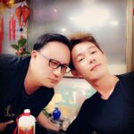 Heo Ji-woong Instagram - 풍경도 시계도 앞으로 가는데 왜 마음은 늘 뒤로 가는지. 다시, 해철이형 기일이네요. 오늘이 8주기입니다. 소식을 듣고 황망한 마음으로 달려갔을 때. 형이 몇시간 전에 잠시 의식이 돌아왔었고 저를 찾았다는 매니저님의 말씀에 왜 나는 이 밤이 되어서야 여기를 왔을까. 그 몇시간만 조금 더 일찍 왔더라면 얼마나 좋았을까. 아니다, 어차피 일어날테니까. 할말 있으면 그때 하면 되니까. 생각하며 아무짝에도 쓸모없이 형 옆에 그저 앉아만 있었던. 그날이 떠오릅니다. 형은 다 보고 있을까요. 괜히 한번 하늘을 올려다 봅니다. #허지웅쇼 #sbs라디오