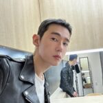 Heo Ji-woong Instagram - -속 시원한 사이다를 바라는 사람들이 많은 때에 반대되는 이야기가 책에 자주 등장하는 이유가 무엇인가요. -정체성 과잉의 시대이기 때문입니다. 주변의 사건 사고들을 둘러 봅시다. 자기가 명백하게 잘못해놓고 별안간 왼쪽과 오른쪽의 진영문제로 포장합니다. 자기가 망언을 해놓고 야권과 여권이 바라보는 서로 다른 역사관 때문이라고 주장합니다. 자기가 잘못해놓고 세대갈등 때문이라 말하거나 계급과 권력의 문제로 바꾸어놓습니다. 사과와 해명을 기다리고 있는데 별안간 큰소리로 공부를 좀 하라거나 조작된 것이라며 논란을 키우기도 합니다. 사과 한번으로 끝날 모든 잡다한 문제들, 시비를 가려 책임을 다하면 금방 진화될 해프닝이 정체성 대결로 환원되어 쏟아지고 사람들을 지치게 만듭니다. 바보 같은 짓을 저질러놓고 내가 보수, 혹은 진보라서 너희들이 내게 이런다는 말에 대해 우리는 헛소리라고 무시할 수 있었습니다. 과거에는 말입니다. 이제는 더 이상 그렇지 않습니다. 정체성이라는 크고 거대한 말 뒤로 숨어 자기 책임을 회피하는 일이 너무 쉽고 간편해졌습니다. 동의하지 않는 모두가 틀렸거나 가해자이고 나와 내 편만이 온전한 피해자이며 옳다고 떠드는 사이 사건의 실체는 실종되고 말잔치만 남습니다. 책에서 예수의 선한 사마리아 사람 비유를 중요히게 언급한 건 그 때문입니다. 내 편이라고 생각한 사람들은 나를 돕지 않았는데, 결코 내 편이라 생각할 수 없었던 천한 자가 나를 도왔을 때. 그 가운데 당신의 이웃은 누구냐는 질문입니다. 당연히 후자이겠지요. 우리 또한 정체성 논리에 과몰입하여 니편 내편으로 사람을 성급하게 판단하며 구분하지 않고, 맑고 직관적인 눈으로 삶을 대하자는 것입니다. ('최소한의 이웃' 교보 인터뷰 중에서)#최소한의이웃