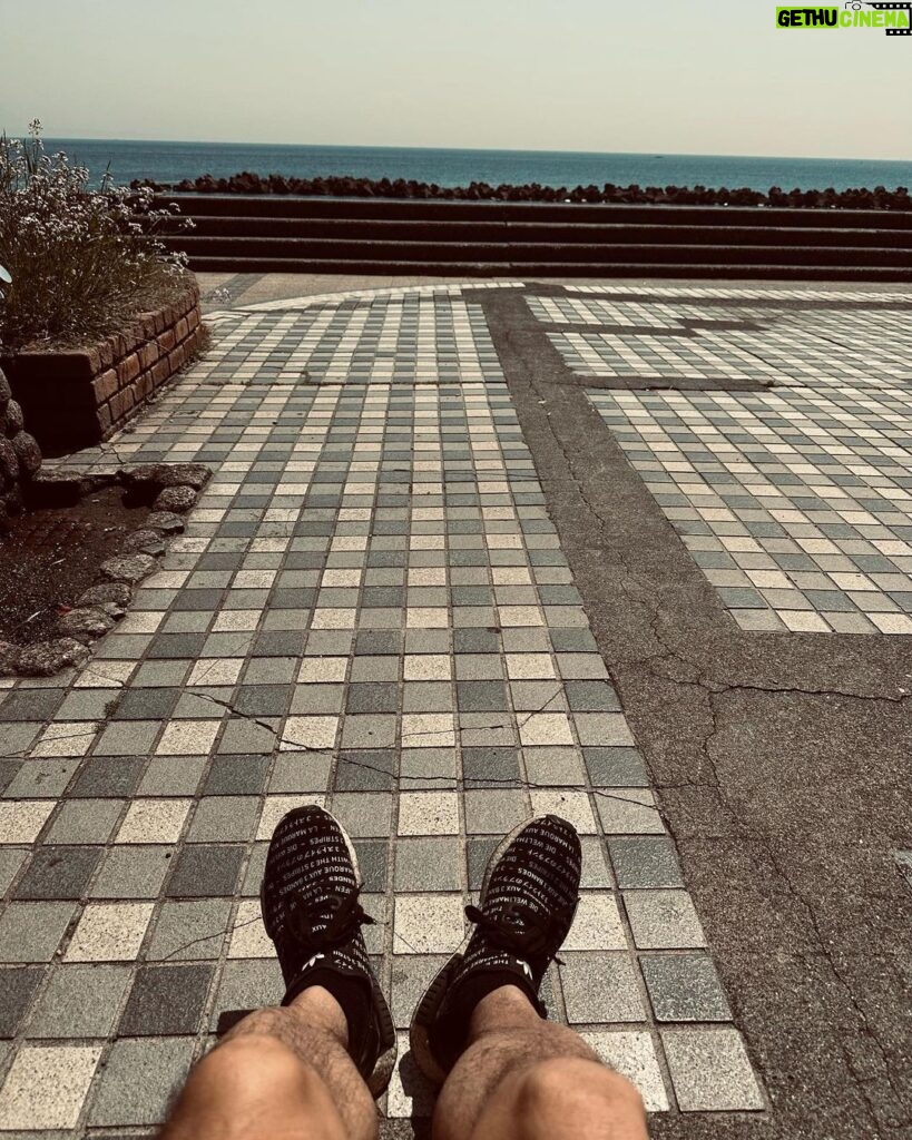 Hideo Nakano Instagram - 海沿いwalking 今日から短パンです 気持ちいい‼ #instagood #enjoy #walking #yokosuka #happy