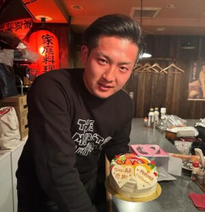 Hideo Nakano Instagram - 先日、ヤクルトから中日に移籍が決まった梅野雄吾選手、移籍が決まった日は忘年会でした また中日ドラゴンズでの大活躍を私は期待しています
頑張れ梅野雄吾選手‼️

#instagood #梅野雄吾投手