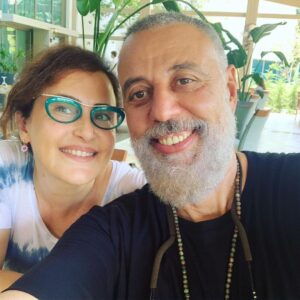 Hilal Saral Instagram - Bazı günleri tesadüfler güzelleştirir..💜 @hamdialkan  @gulsevenyilmaz  @selengorguzelalkan  @the__muratt